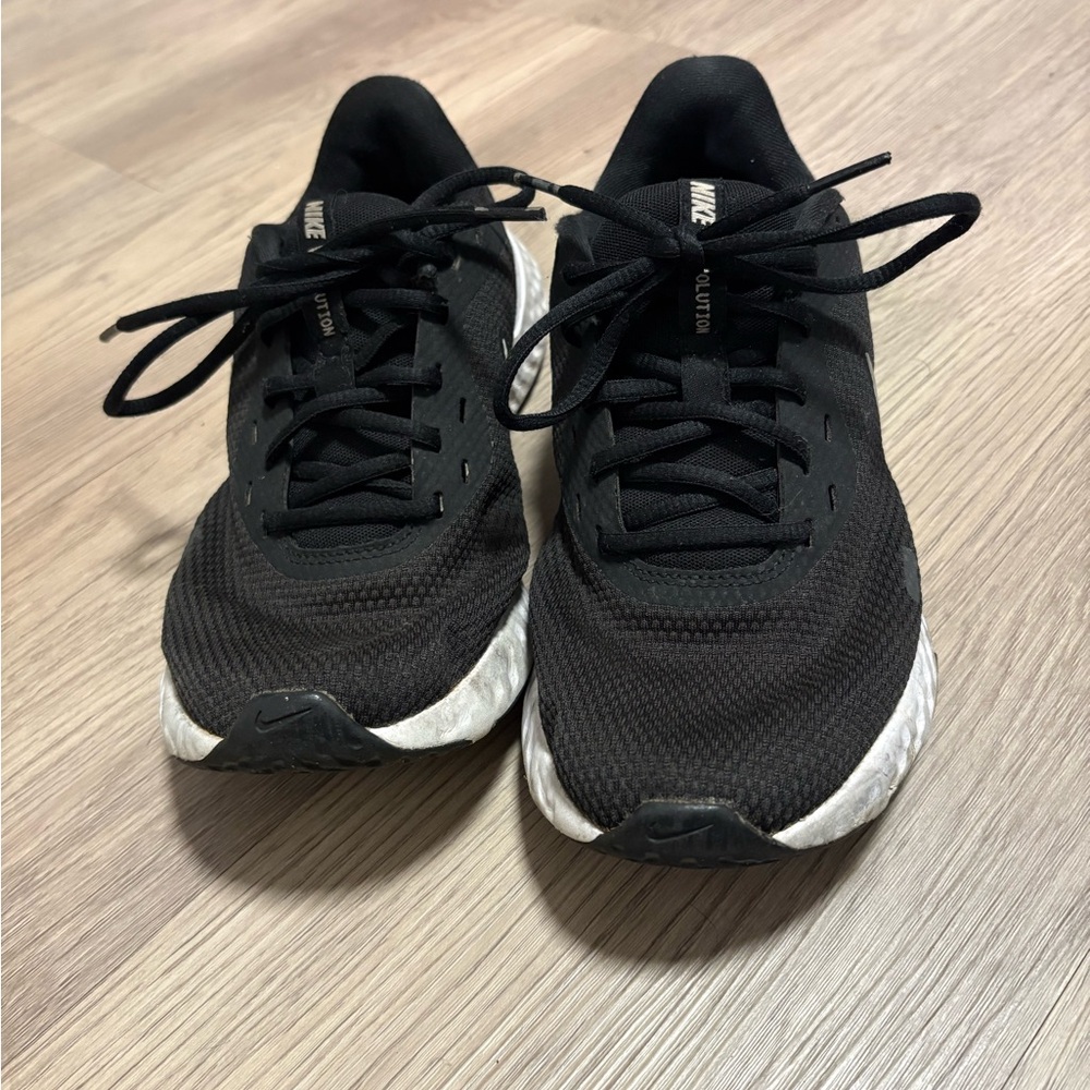 Nike Revolution 5 running shoes